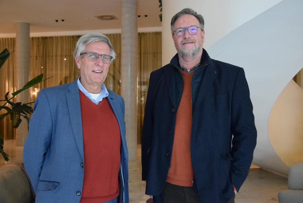 Jan Sallevelt en Johan Goessens (rechts) van Topigs Norsvin zijn het erover eens: Het Noorse Landras en de Topigs Large White was een ideale match.