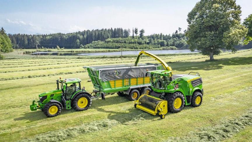 Voor modeljaar 2023 krijgen enkele veldhakselaars van John Deere meer vermogen mee.